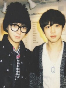 50408-super-junior-yesung-reveals-close-picture-with-brother-good-looking-ge